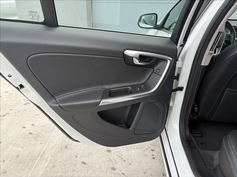 Volvo V60 2,0 D2 ZÁRUKA MOMENTUM CZ - fotka 21 z 28