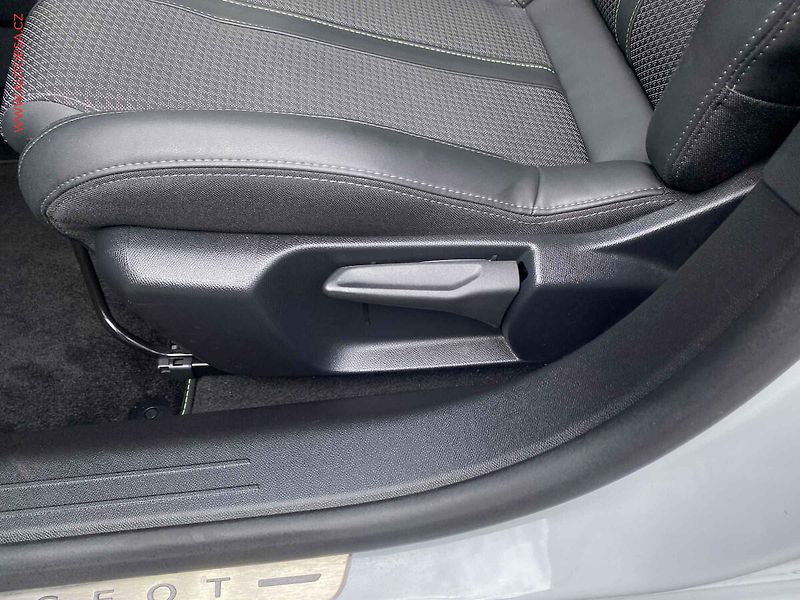 Peugeot 208 (2023) 1.2PT, GT line, LED, navi - fotka 14 z 18