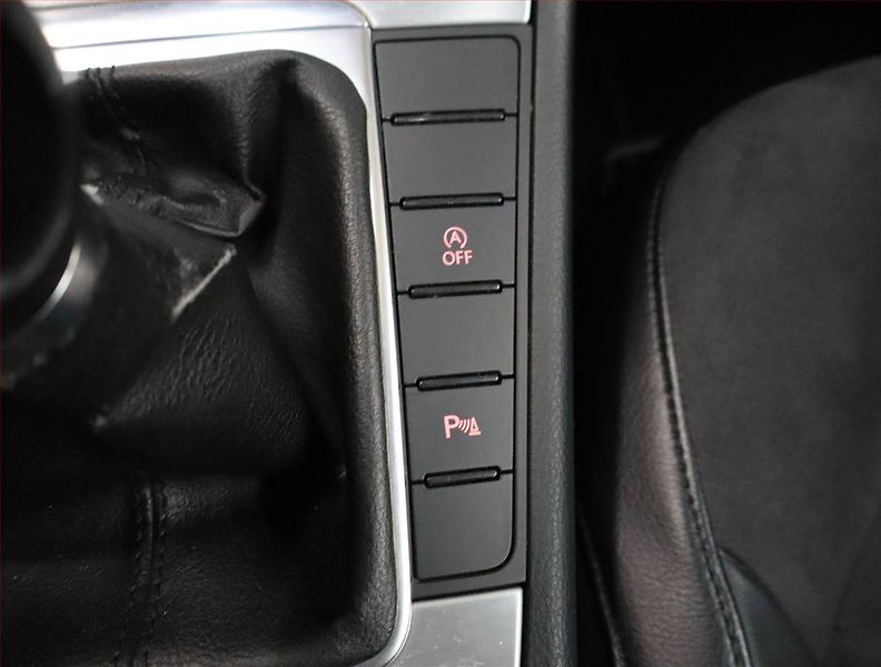 Volkswagen Passat (2012) 2.0 TDI, Serv.kniha, Xenony - fotka 16 z 20