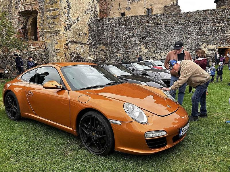 Sraz vozů Porsche ve Švihově na hradě.