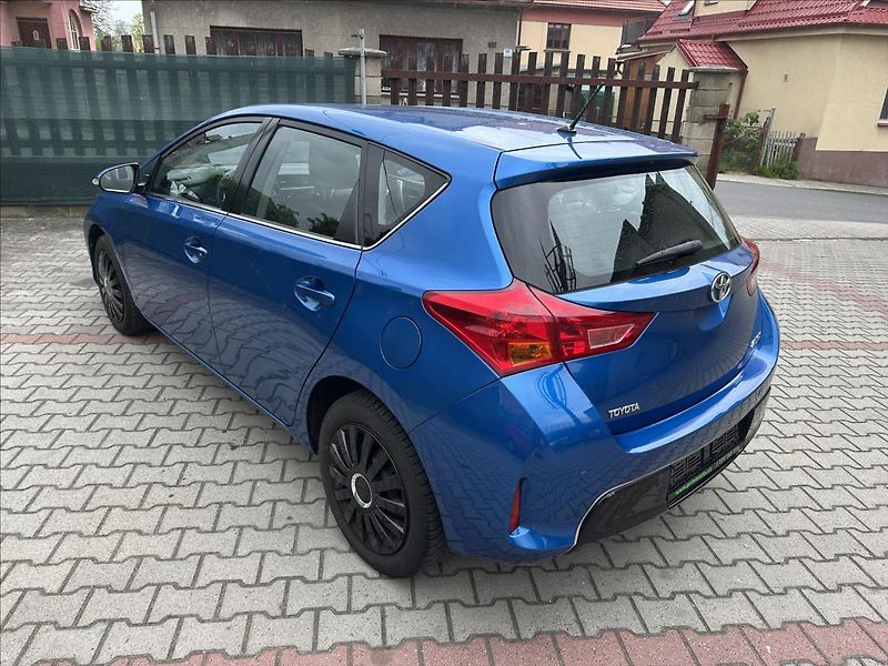 Toyota Auris 1,6 EXCLUSIVE - fotka 9 z 28