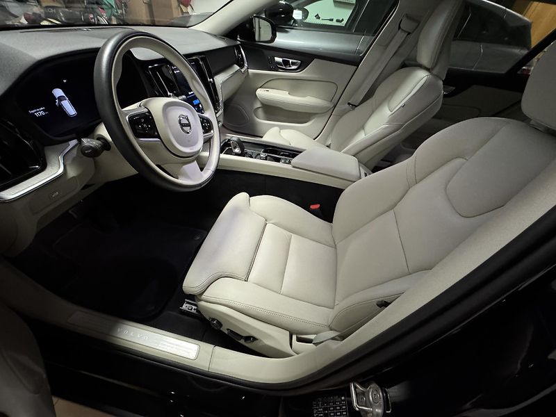 Volvo V60 (2024) B4 Plus Dark AT ČR 1 MAJITEL  - fotka 25 z 35