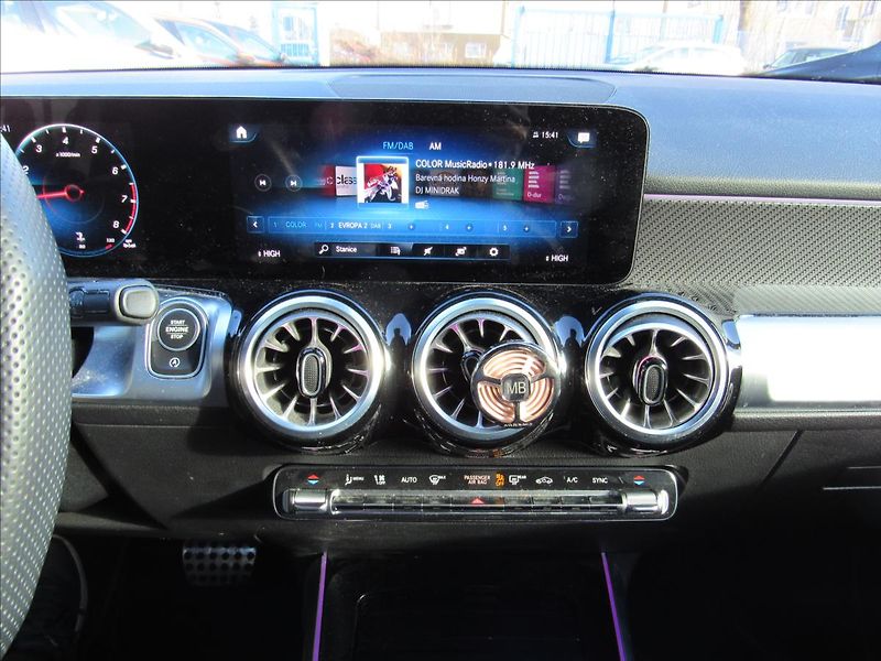 Mercedes-Benz GLB 2,0 AMG 35 225kW - fotka 17 z 35
