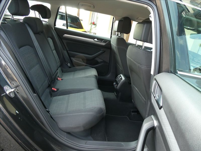 Volkswagen Passat 2,0 TDi DSG FULL LED BUSINESS - fotka 27 z 41