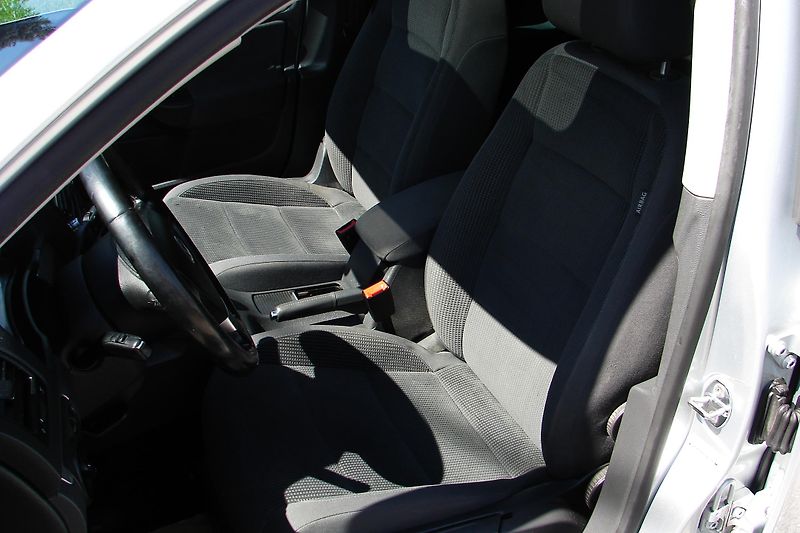 Volkswagen Golf V 1.9 TDi 105PS BlueMotion Pan - fotka 19 z 40