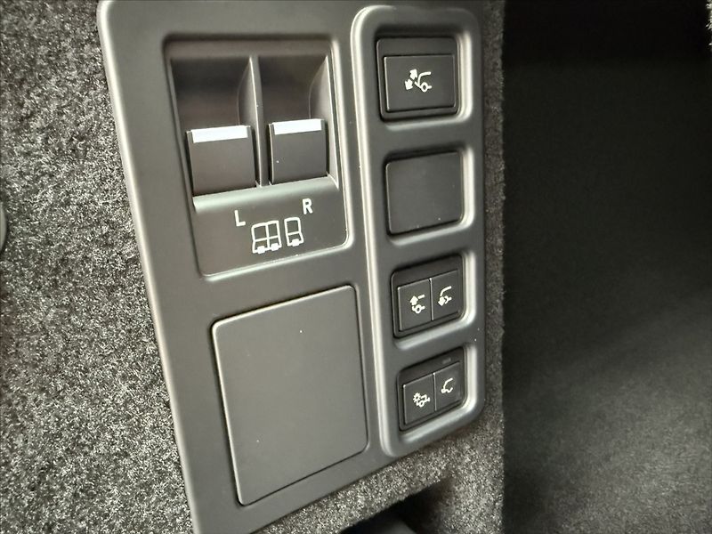 Land Rover Discovery (2026) 3,0 DYNAMIC HSE D350 - fotka 32 z 34