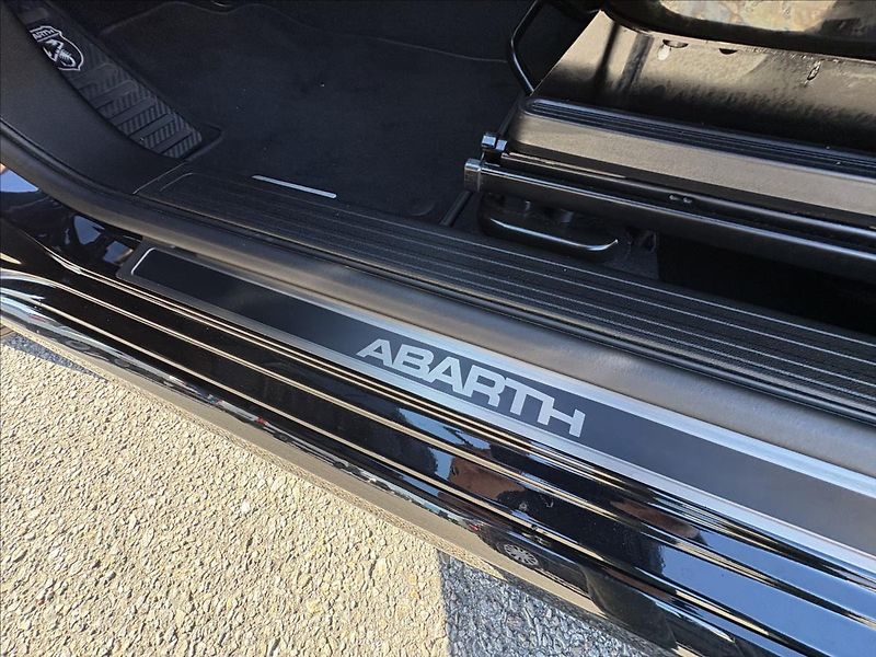 Abarth 595C 1,4 ESSEESSE 132 kW,Xenon,Navi - fotka 24 z 42