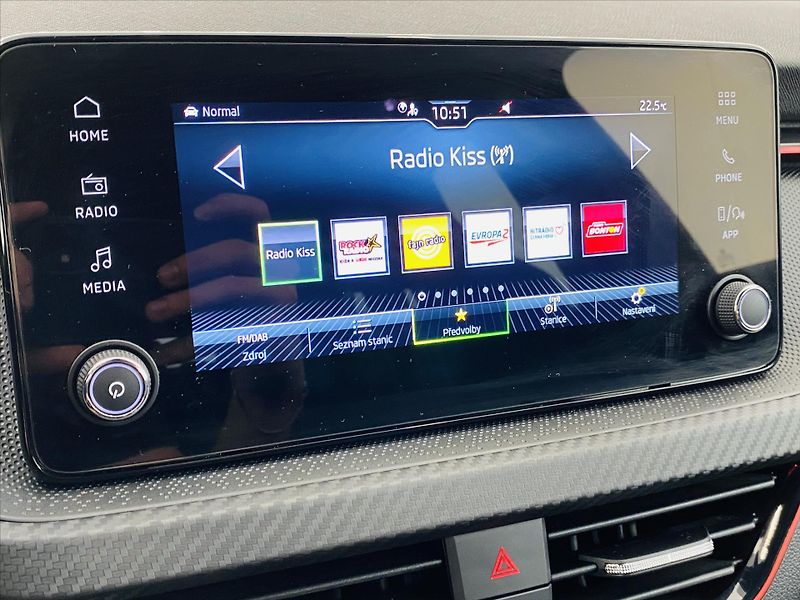 Škoda Scala 1,0 TSI 85kW DSG Monte Carlo - fotka 12 z 27