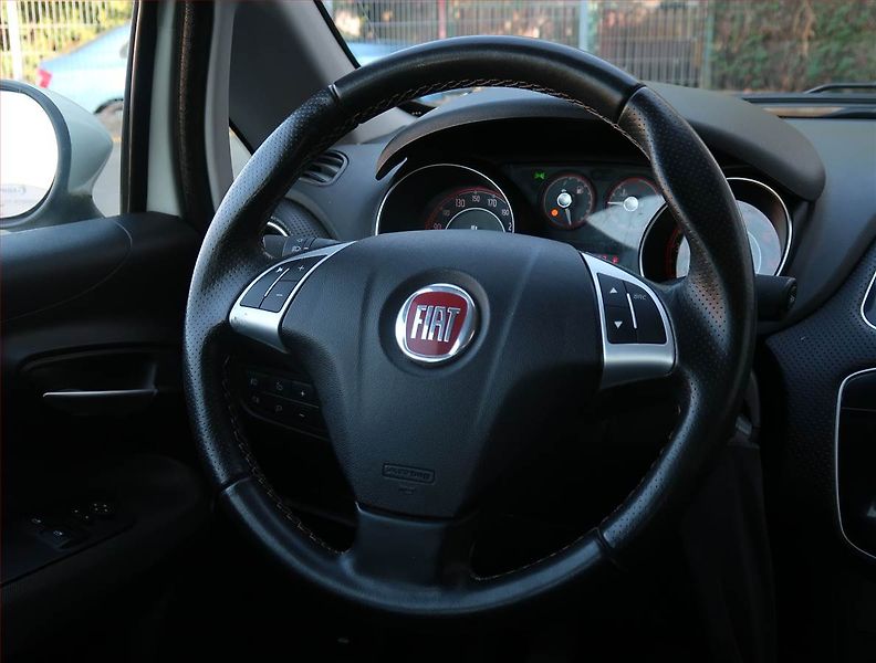 Fiat Punto Evo (2010) 1.2, nová STK, jezdí dobře - fotka 14 z 15