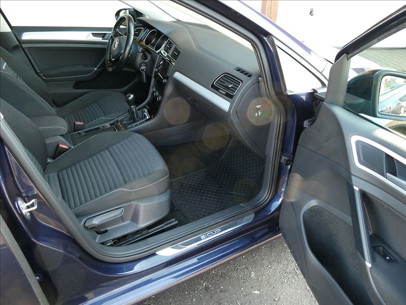 Volkswagen Golf 1,6 TDi 81kW CUP,2xkola,naviga - fotka 19 z 48