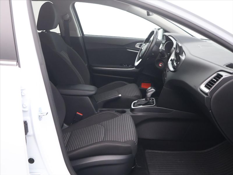 Kia Ceed SW 1,5 T-GDI 118kW TOP DCT CZ - fotka 11 z 30