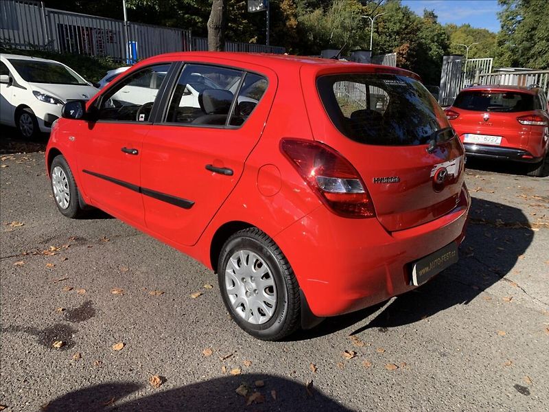 Hyundai i20 1,3 i - fotka 6 z 17