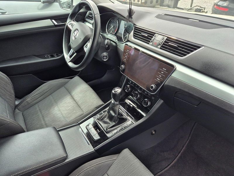 Škoda Superb (2017) 2.0 TDI Navi,Xenony,TOP - fotka 21 z 42