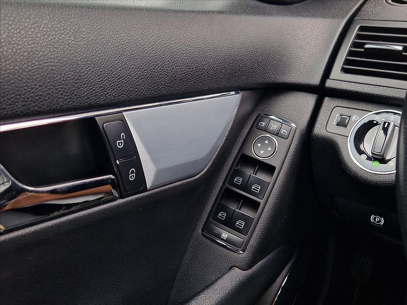 Mercedes-Benz Třídy C 2,2 CDI AVANTGARDE MAN TOPSTAV - fotka 32 z 36