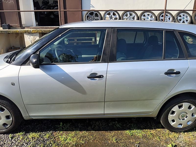 Škoda Fabia 1.4 16V Combi  Cool - fotka 2 z 26