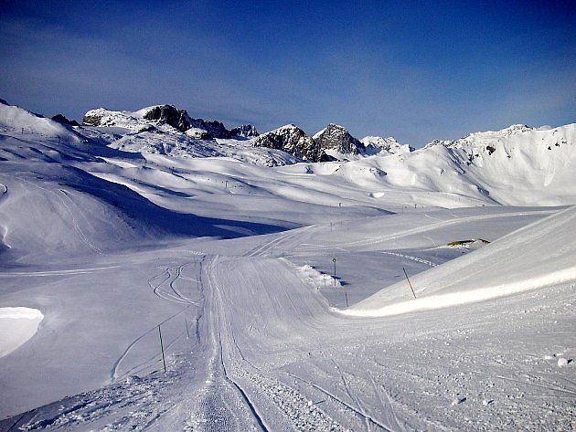 Sjezdovky ve francouzském zimním středisku Val-d'Isere., zdroj: Wikimedia Commons, Ian Gratton, CC BY 2.0