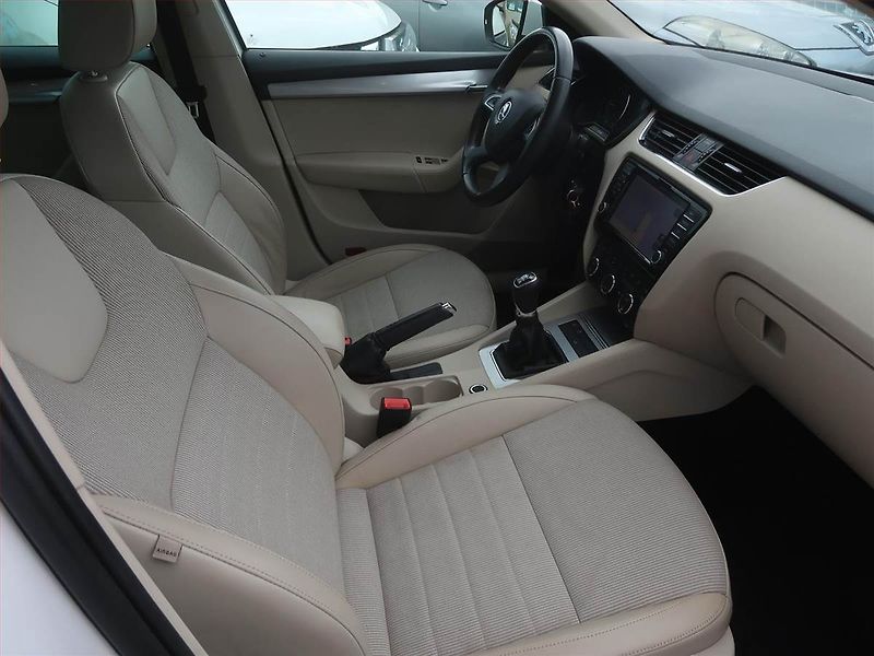 Škoda Octavia (2014) Elegance 2.0 TDI, 4X4 - fotka 9 z 17