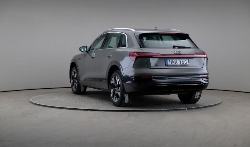 Audi Q8 e-tron 55 Quattro Kam. Bílý interiér - fotka 2 z 27