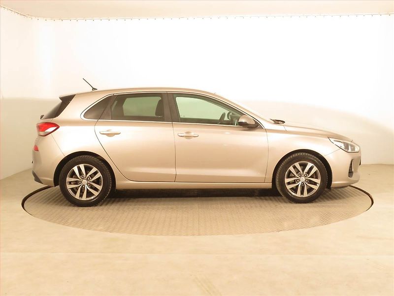 Hyundai i30 (2018) 1.4 CVVT, Serv.kniha, Tempomat - fotka 6 z 17