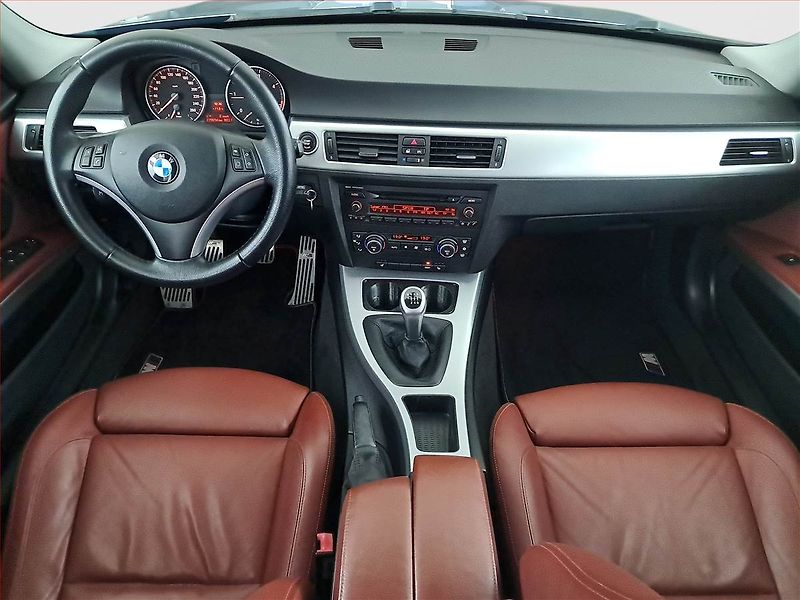 BMW Řada 3 (2009) 320 d, Tempomat, Vyhř. sedaček - fotka 8 z 14