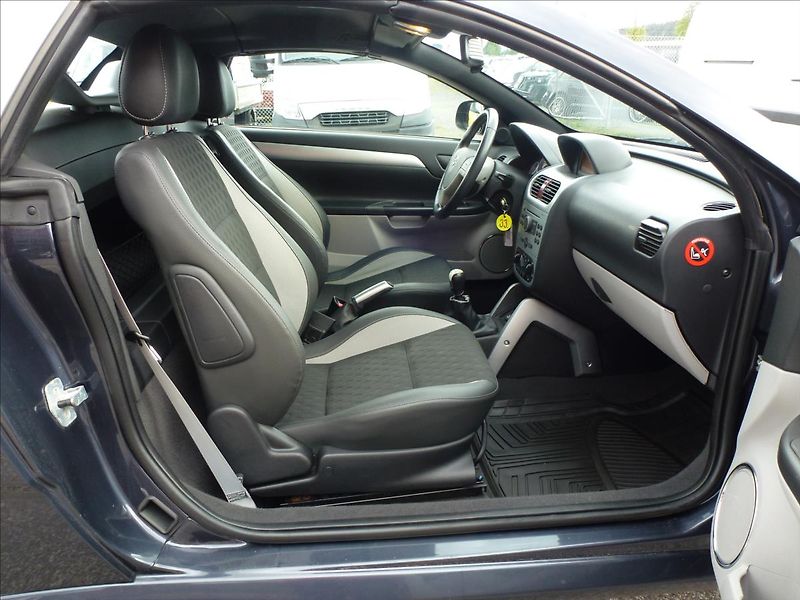 Opel Tigra 1,4 16V Roadster Cabrio - fotka 33 z 48