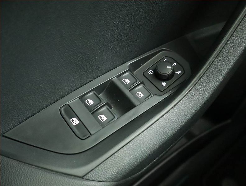 Škoda Karoq (2024) Sportline 1.5 TSI - fotka 17 z 17