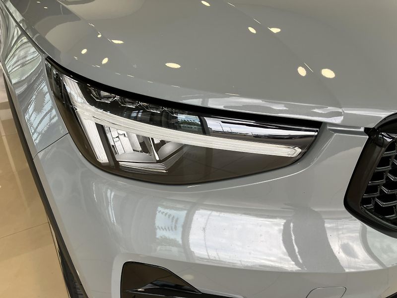 Volvo XC40 B3 FWD Plus Dark AT7 - fotka 4 z 39