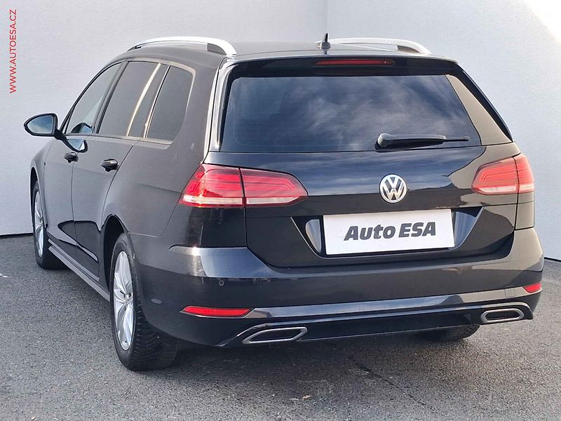 Volkswagen Golf (2020) 2.0 TDi, R-Line, DSG, navi - fotka 6 z 20