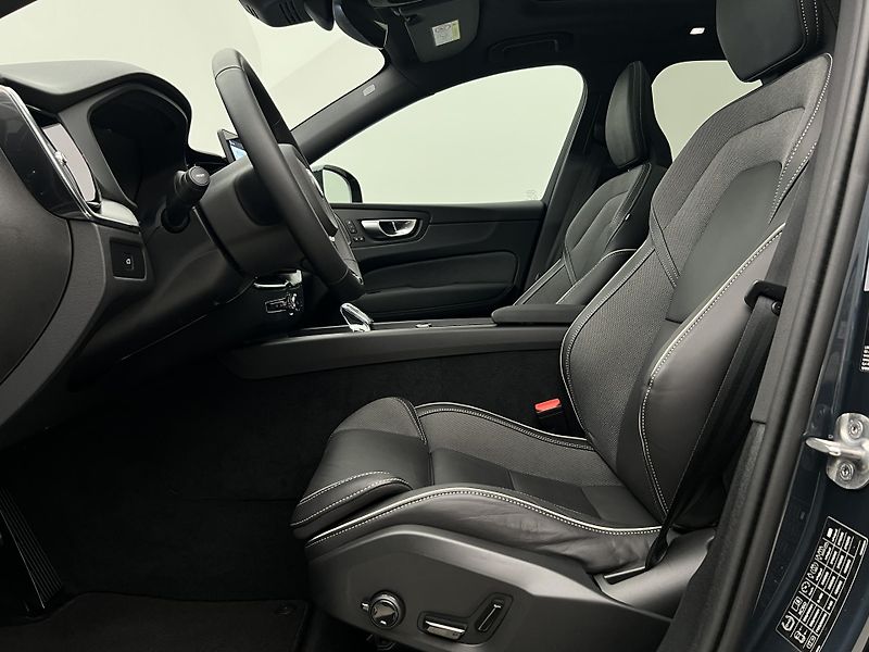 Volvo XC60 B5 AWD BLACK EDITION PLUS AUT  - fotka 3 z 43