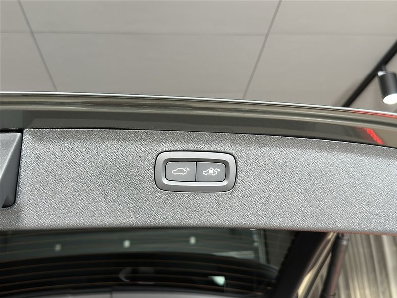 Volvo XC90 (2026) 2,0 T8  Plus Dark - fotka 13 z 37