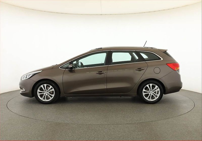 Kia Ceed (2014) 1.6 GDI, Navi, Tempomat - fotka 3 z 17