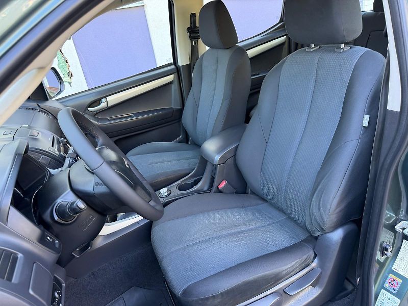 Isuzu D-Max 2,5 TD TwinTurbo  4WD automat - fotka 9 z 19