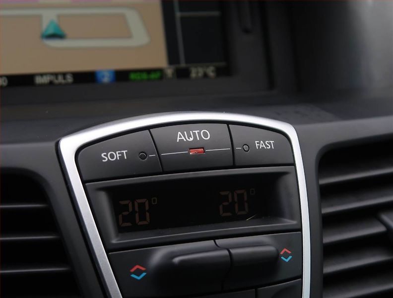 Renault Laguna (2012) 2.0 dCi, Automat, Serv.kniha - fotka 19 z 20