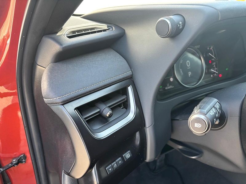 Lexus UX 250h 2,0 HSD F Sport Design AWD - fotka 13 z 29