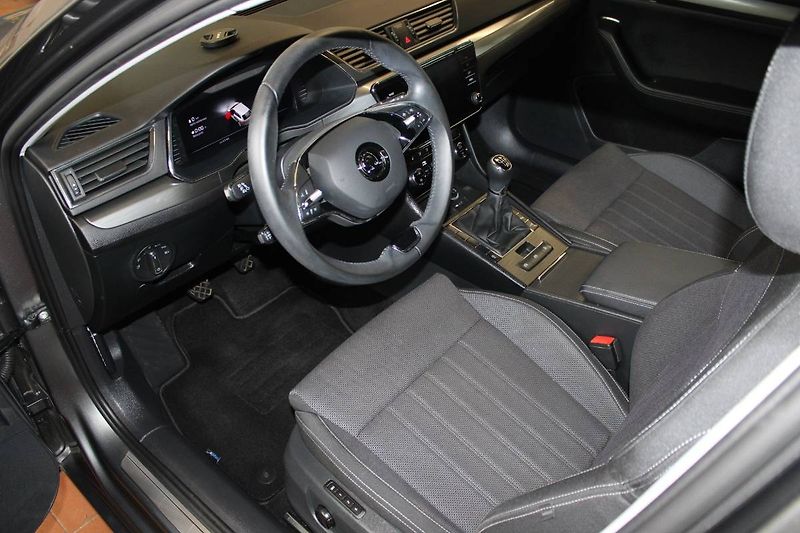 Škoda Superb (2022) 2.0 TDI 110kW LED Matrix manuá - fotka 28 z 33