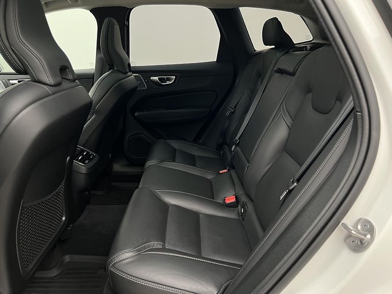 Volvo XC60 B5 AWD ULTIMATE DARK AUT  - fotka 6 z 47