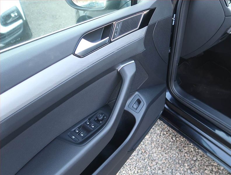 Volkswagen Passat (2022) Business 2.0 TDI, Automat - fotka 18 z 22