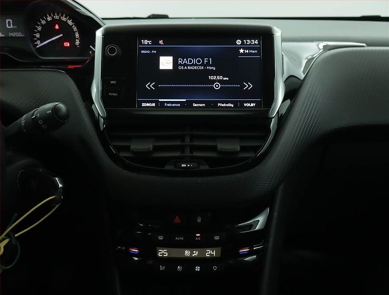 Peugeot 2008 (2018) 1.2 PureTech, Serv.kniha - fotka 12 z 16