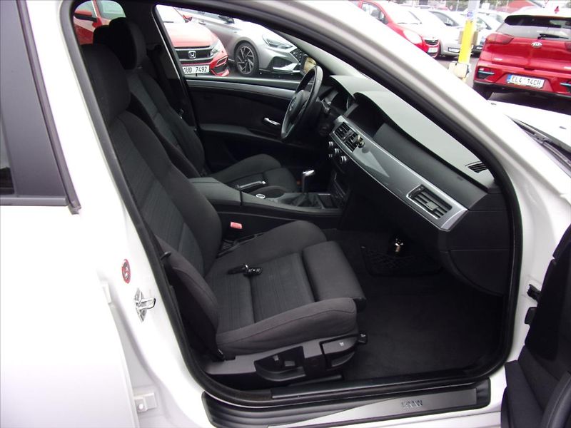 BMW Řada 5 3,0 525d xDrive Touring - fotka 9 z 23