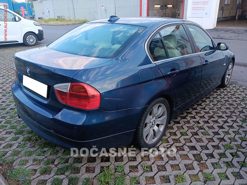 BMW Řada 3 (2006) 3.0 i, AT, kůže, autoAC - fotka 2 z 3