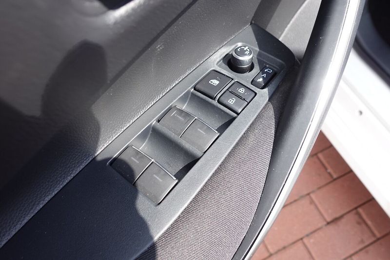 Toyota Corolla 1,8HSD Comfort + Style - fotka 10 z 31