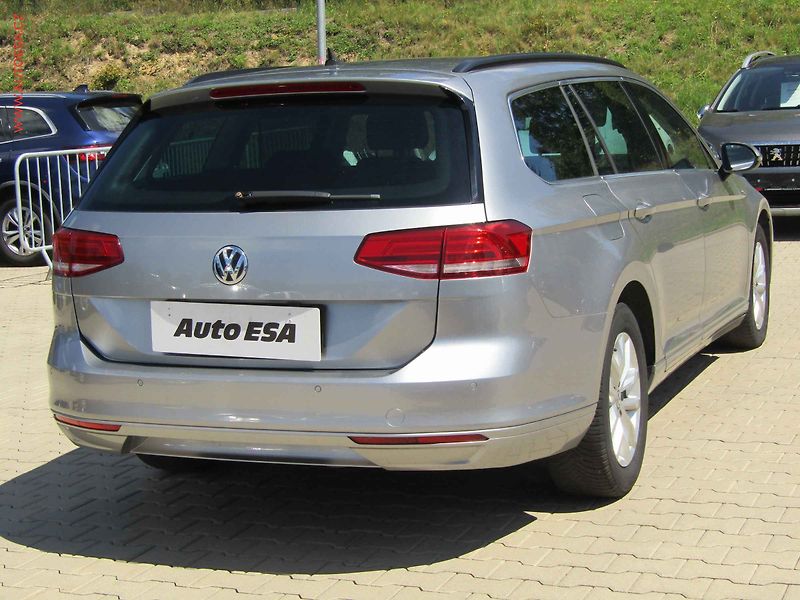 Volkswagen Passat (2018) 2.0 TDi, Comfortline, DSG - fotka 4 z 14