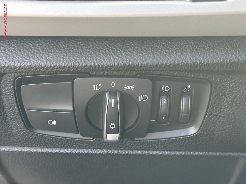 BMW Řada 1 (2015) 1.5i 116i, Klima - fotka 19 z 21