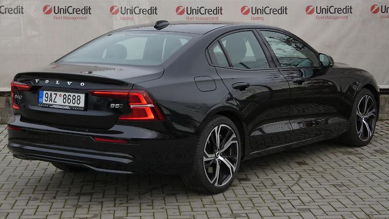 Volvo S60 B5 AWD Ultimate Dark - fotka 3 z 21