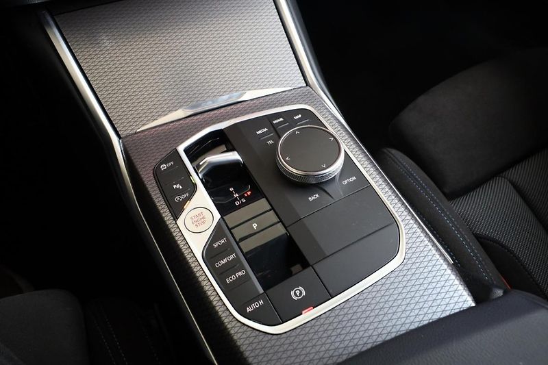BMW Řada 3 330i xDrive Touring - fotka 13 z 24
