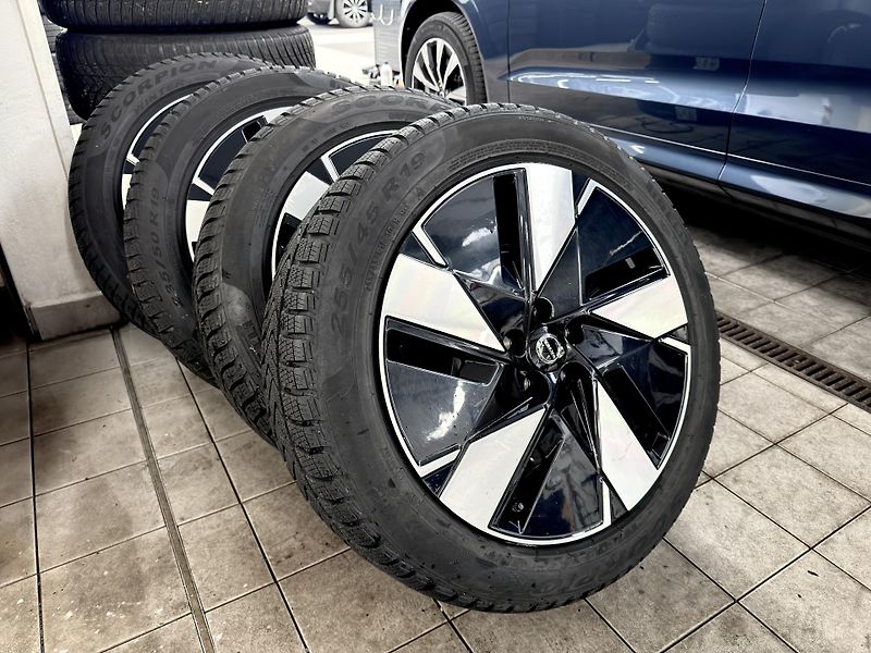 Volvo C40 P8 RECH. ULTIMATE // 4x4 +kola - fotka 2 z 49