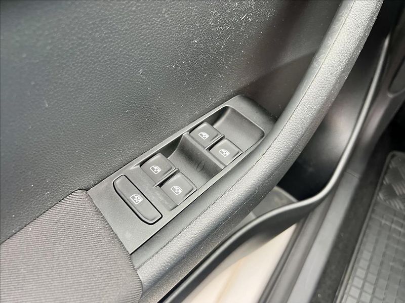 Škoda Fabia 1,0 STYLE / LED / kamera / ČR - fotka 37 z 48