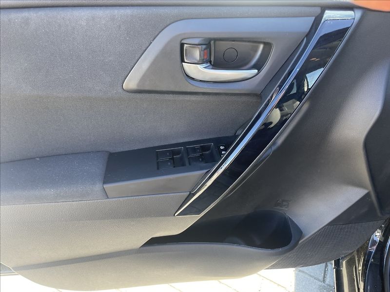 Toyota Auris 1,8 E-CVT Hybrid CZauto 1maj D - fotka 24 z 37