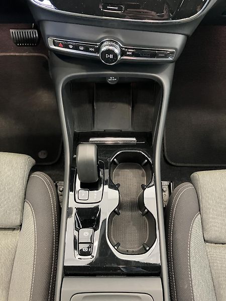 Volvo XC40 B3 FWD Plus Dark AT7 - fotka 17 z 40