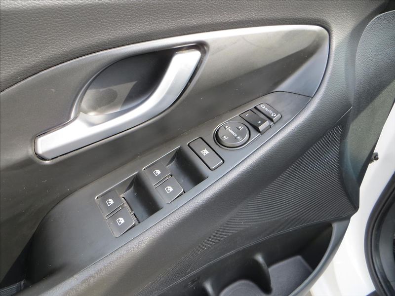 Hyundai i30 1,5 T-GDI mHEV Family Smart - fotka 12 z 28